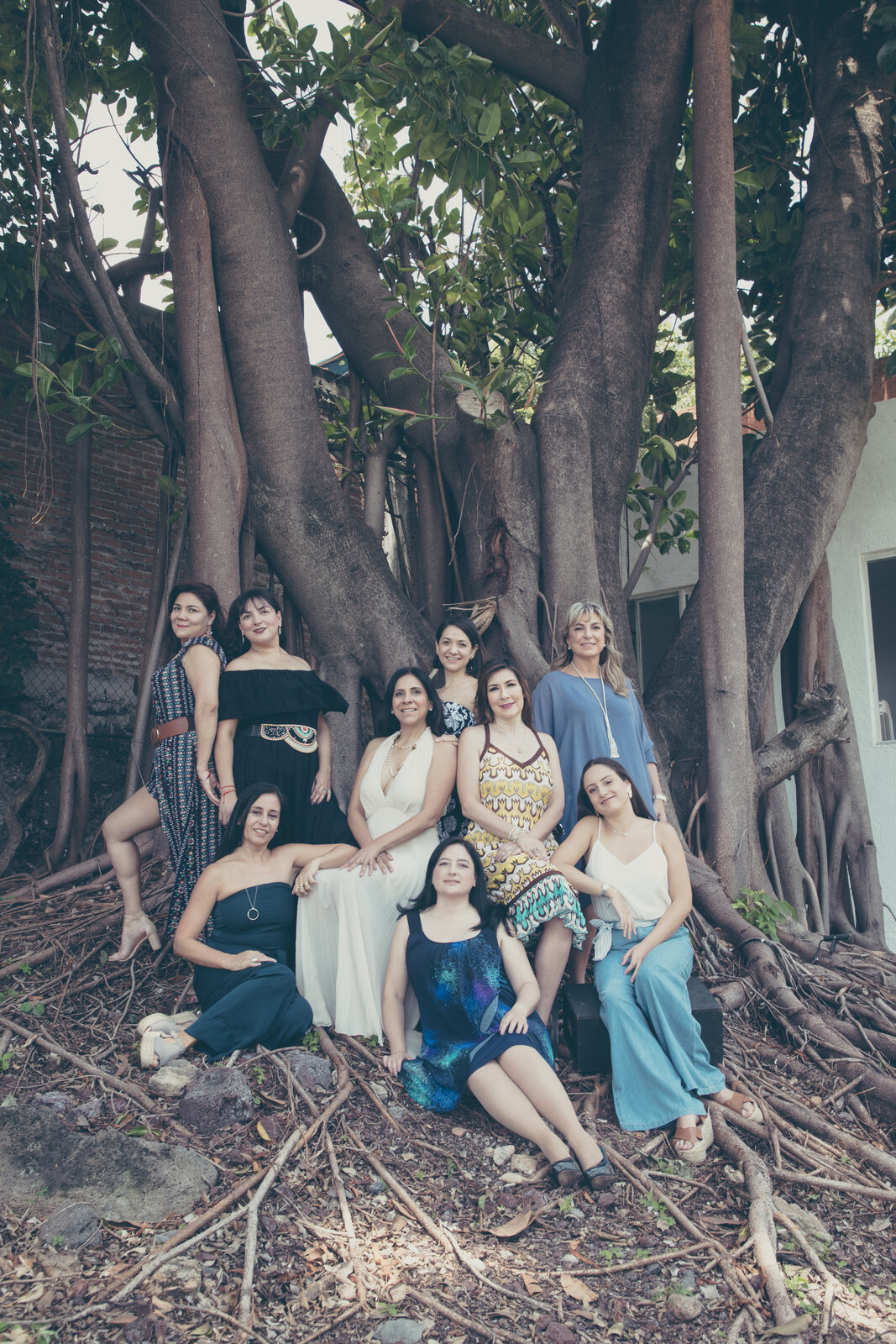 Grupo de amigas reunidas bajo el árbol del jardín de Quinta La Patrona
