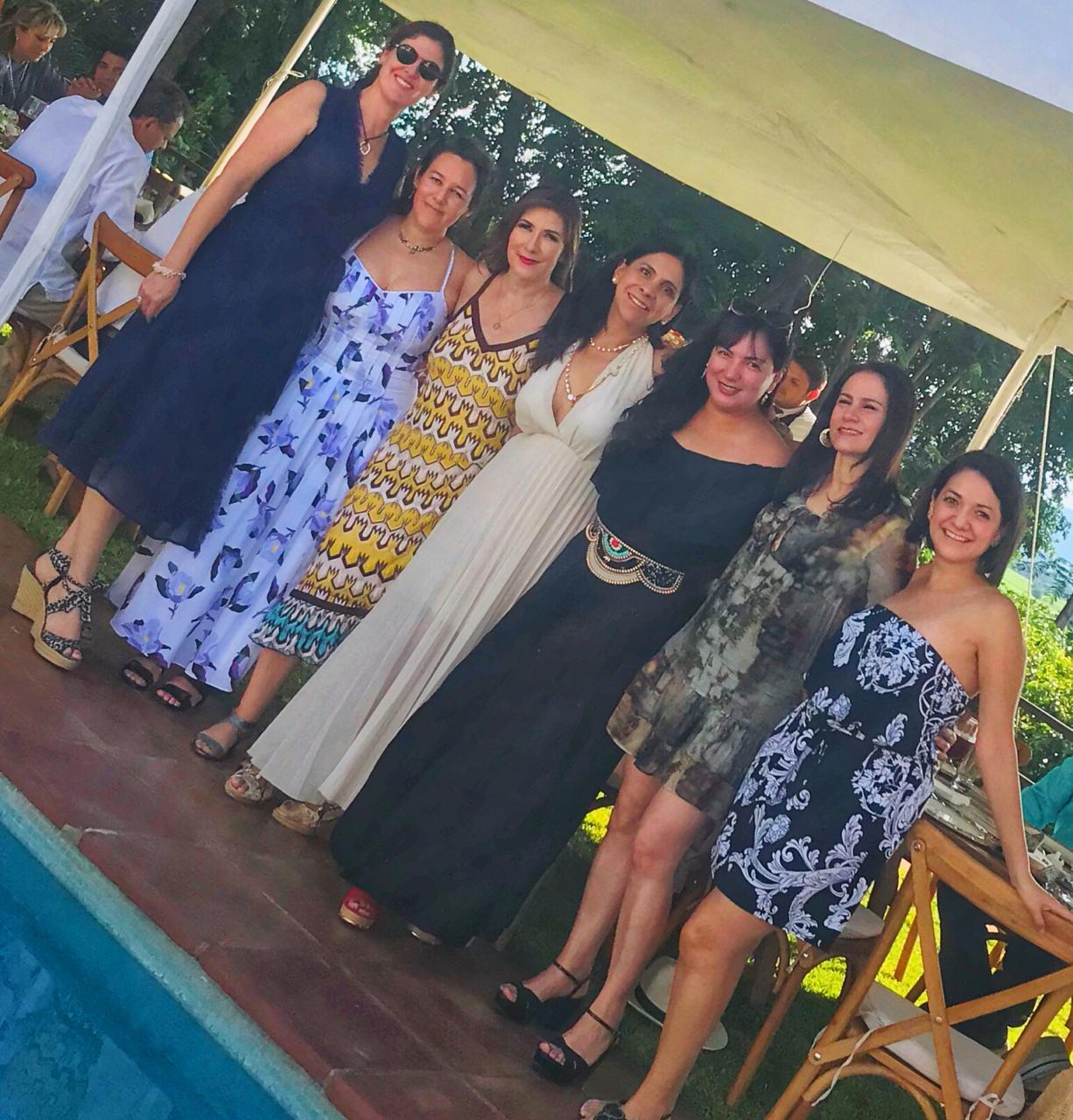 Amigas reunidas en la terraza junto a la alberca