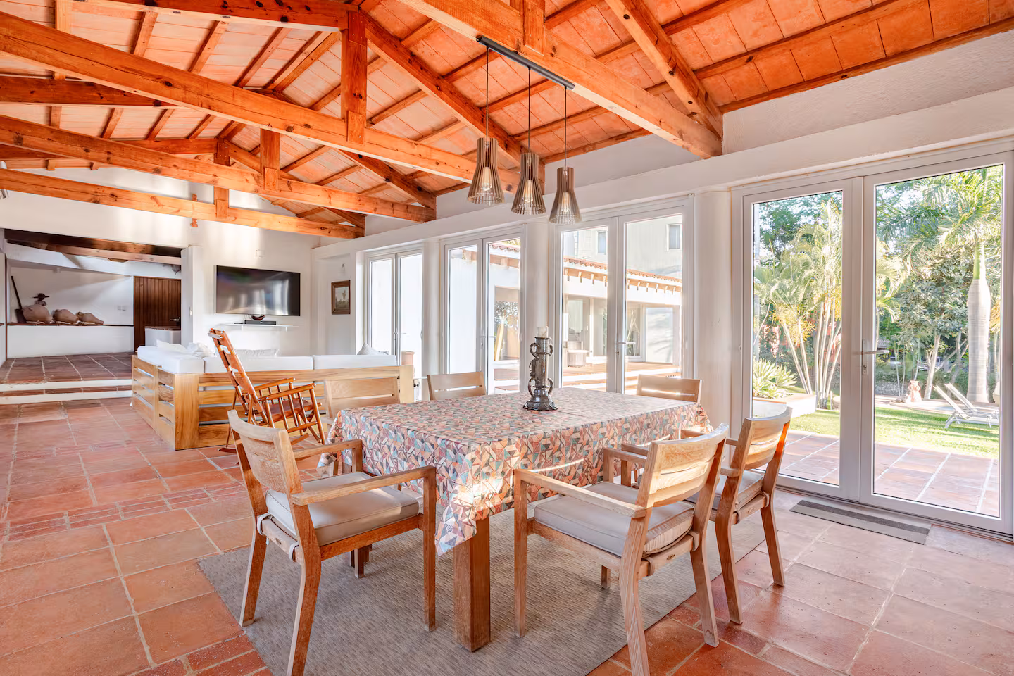 Salones interiores y comedor con vigas de madera