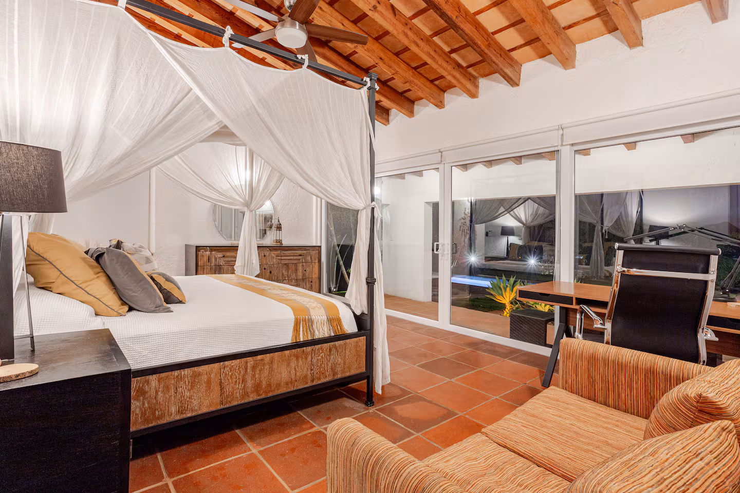 Recámara principal amplia y luminosa con vigas de madera