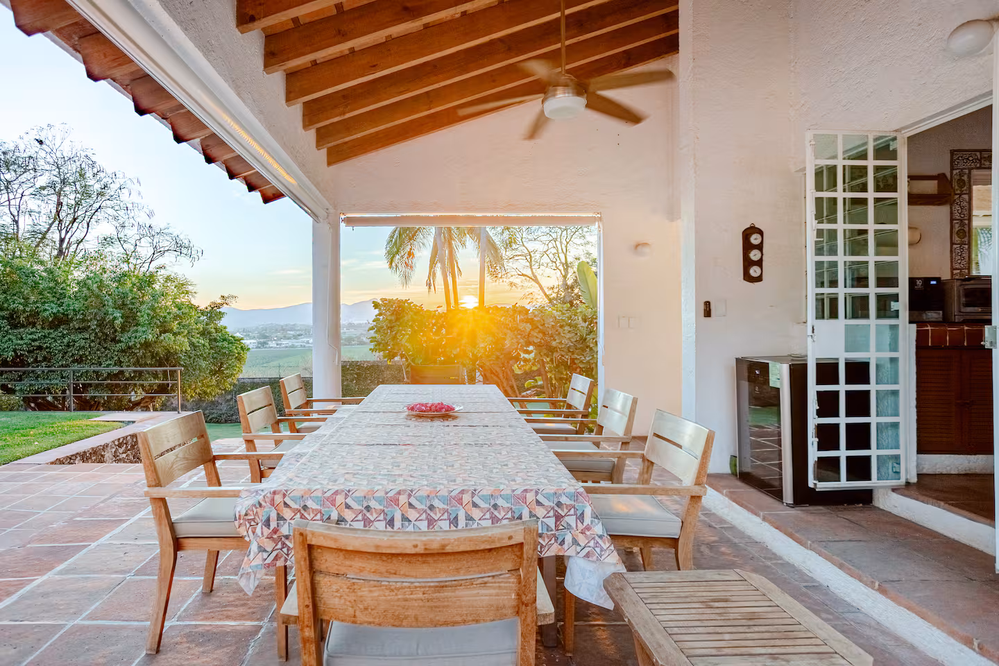 Terraza con comedor exterior y áreas al aire libre
